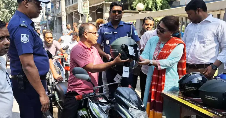 হেলমেট বিতরণ করা হচ্ছে